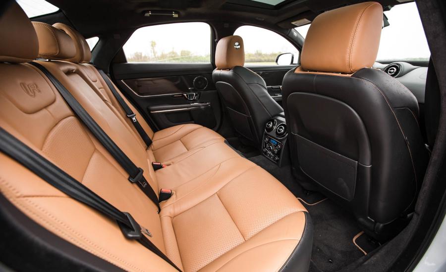 Интерьер Jaguar XJR 2016 года  (US) (фото 6 из 13)